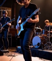  男子舞台演奏电吉他(1)3752#竖屏 	 