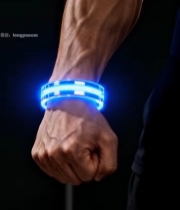  男性手腕佩戴发光智能手环651#竖屏 	 