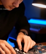  男子操作混音台2860#竖屏 	 