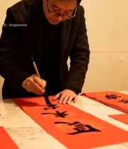  男子毛笔书写红色对联3945#竖屏 	 