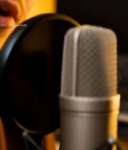  男子麦克风前录音特写2293#竖屏 	 