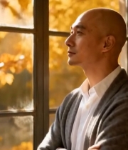  男子窗边抱臂凝望秋日景色699#竖屏 	 