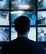  男子监控室查看监控画面2717#竖屏 	 