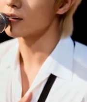  男子对着麦克风唱歌特写3072#竖屏 	 