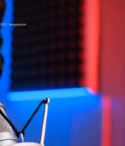  男子戴耳机对着麦克风演唱1950#竖屏 	 