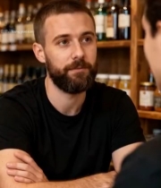  男子吧台前与他人交流5527#竖屏 	 