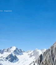  男性户外攀岩者攀爬陡峭岩壁253#竖屏 	 