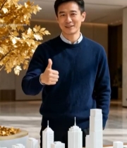  男士于室内对建筑模型竖大拇指3648#竖屏 	 