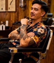  男人坐在理发店理发椅上3199#竖屏 	 