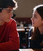  男孩女孩餐厅对视场景(1)2689#竖屏 	 