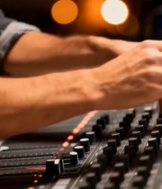  男人操作调音台音频制作画面3922#竖屏 	 