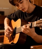  男生室内弹奏吉他(1)3892#竖屏 	 