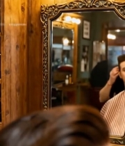  男人在理发店理发场景746#竖屏 	 