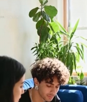  男女室内互动交流场景(1)7180#竖屏 	 