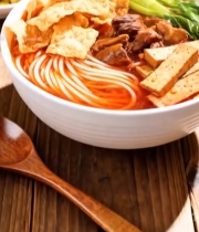  木桌盛放的特色米粉美食6333#竖屏 	 