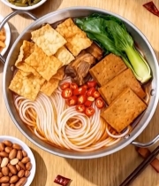  木桌盛放的特色螺蛳粉(1)5289#竖屏 	 