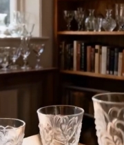  木桌摆放雕花玻璃酒杯4851#竖屏 	 