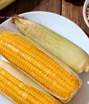  木桌上盘子里的新鲜玉米4383#竖屏 	 