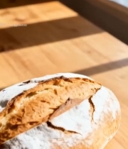  木桌上的新鲜面包4198#竖屏 	 