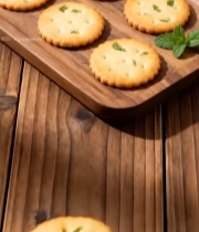  木盘上摆放的薄荷饼干3818#竖屏 	 