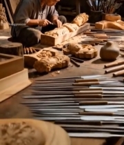  木雕匠人专注雕刻佛像3140#竖屏 	 