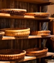  木架上摆放的传统竹编器具3825#竖屏 	 