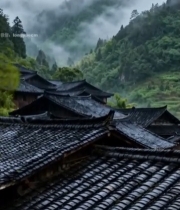  苗寨山间云雾缭绕的民居1410#竖屏 	 