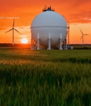  麦田上的储气罐与风力发电机6495#竖屏 	 