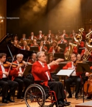  轮椅指挥家指挥乐队演奏4370#竖屏 	 