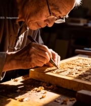  老人专注木雕创作6724#竖屏 	 