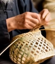  老人专注编织竹篮6161#竖屏 	 