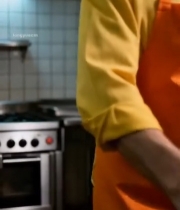  老人在厨房推清洁工具车1213#竖屏 	 