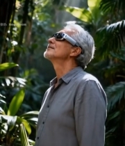  老人在森林中仰头享受阳光(1)7807#竖屏 	 