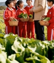  老师与小学生田间互动交流5759#竖屏 	 