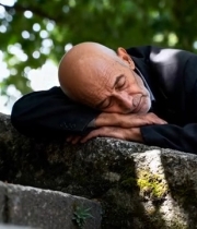  老人倚靠石阶休憩5619#竖屏 	 