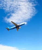  蓝天中飞行的客机(1)3626#竖屏 	 