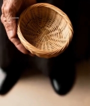  老人手持手工编织篮7654#竖屏 	 