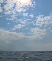  蓝天白云下的水面风光3681#竖屏 	 