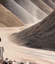  矿山装载机作业场景7024#竖屏 	 