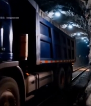  矿洞内的蓝色运矿卡车4808#竖屏 	 