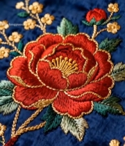  蓝色布料上的花卉刺绣特写6592#竖屏 	 