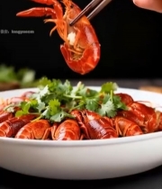  筷子夹起盘中小龙虾472#竖屏 	 