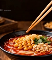  筷子夹起带汤的面条3813#竖屏 	 