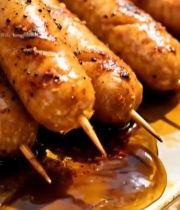  烤串上的美味肉肠特写6950#竖屏 	 