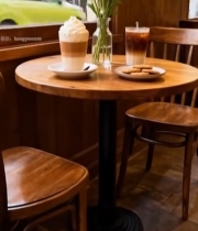  咖啡馆内木桌饮品与鲜花场景6654#竖屏 	 