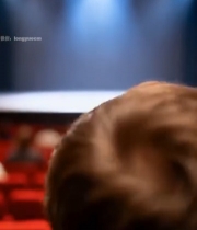  剧院内观众背对镜头看舞台5057#竖屏 	 