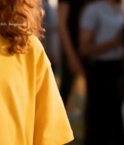  卷发女孩户外特写(1)4207#竖屏 	 