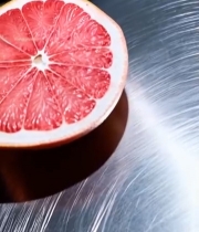  金属台面上的半颗红心柚2076#竖屏 	 