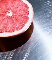  金属台面上的半颗红心柚2076#竖屏 	 