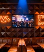  酒吧内皮质沙发与电视屏幕画面3203#竖屏 	 